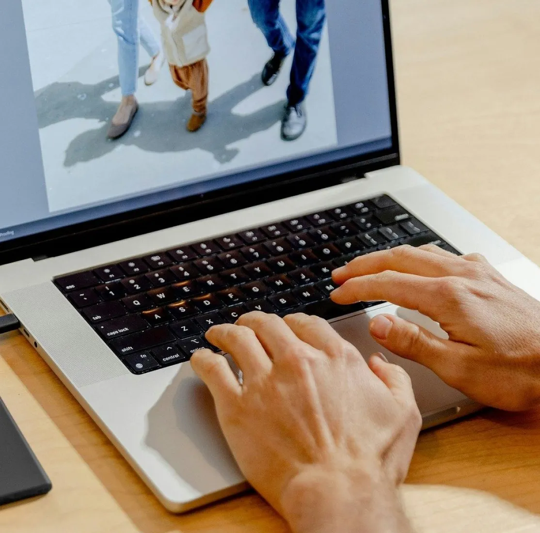 ノートPCで作業する様子