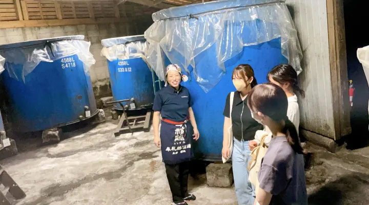 牟礼鶴酒造の女将さんから説明を受ける